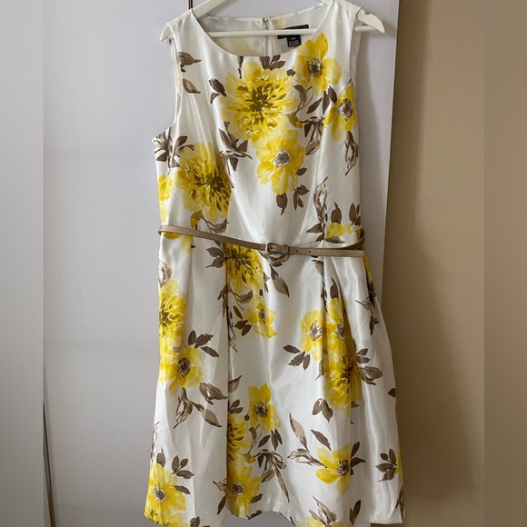 🌼Jessica Howard Designer Dress 👗14W with Gorgeous🌼Yellow Flowers. Like New 🌼 - Picture 5 of 16